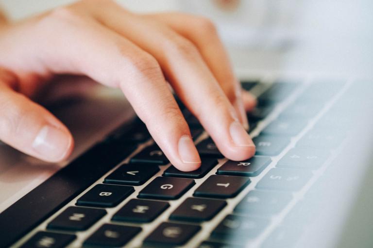 Scrivono post razzisti e violenti su Fb: condannati a leggere e informarsi
