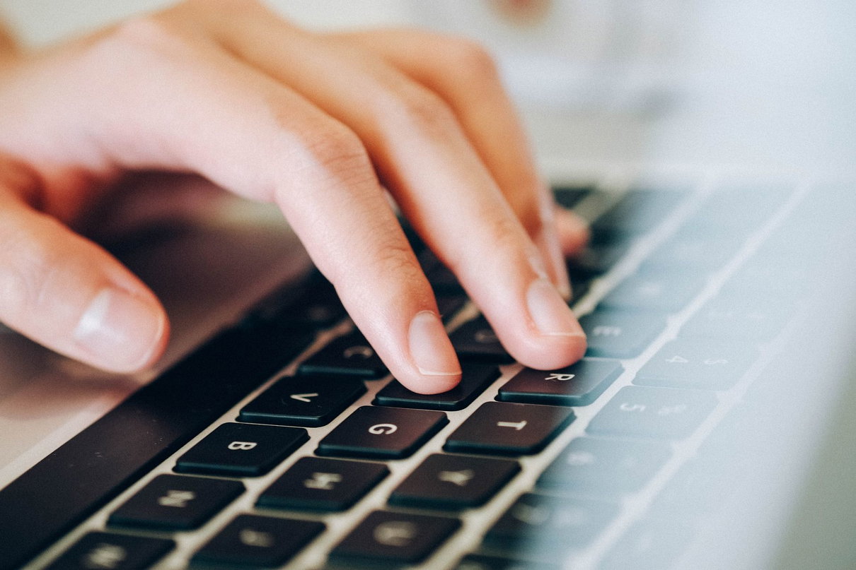 Scrivono post razzisti e violenti su Fb: condannati a leggere e informarsi article-post