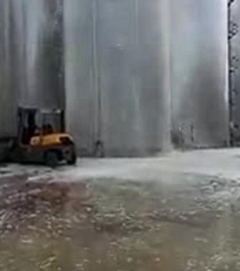 Esplode il silos, 30mila litri di Prosecco finiscono sulla strada | VIDEO