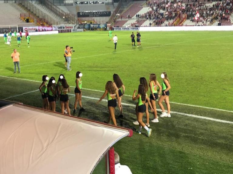 Il Vicenza «ingaggia» come raccattapalle minorenni in shorts