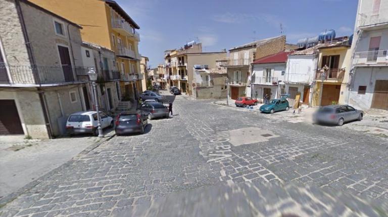 «Ritorna nel tuo paese»: migrante di 16 anni aggredito a calci e pugni a Raffadali (Agrigento)