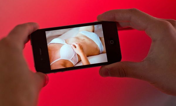 Adescava ragazze minorenni su Whatsapp e Instagram per farsi mandare foto e video hard: arrestato