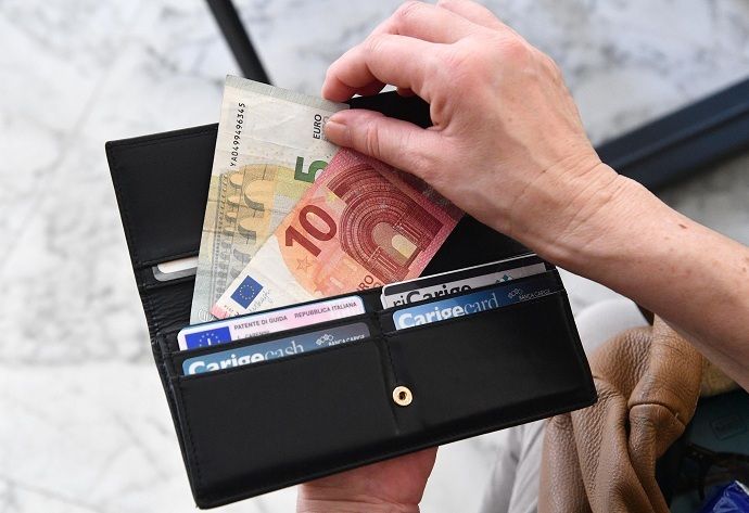 L’ultima ipotesi sul reddito di cittadinanza: 300 euro al mese per 4 milioni di persone