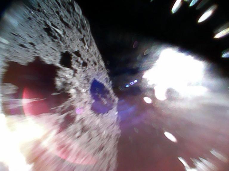Due robot giapponesi sono atterrati su un asteroide