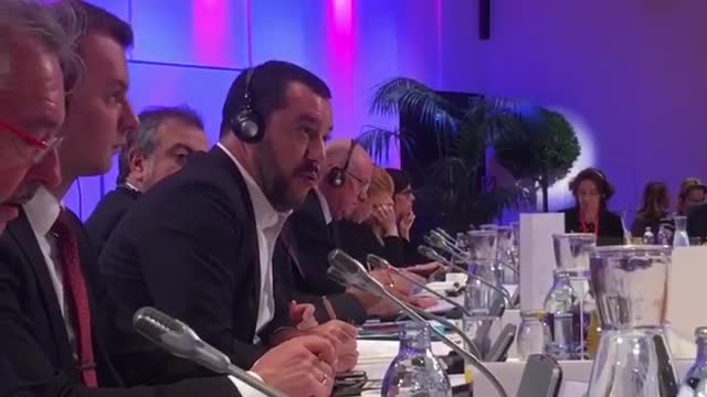 Battibecco Salvini e Asselborn. «No a nuovi schiavi», il collega lussemberghese: «Merde alors» | VIDEO