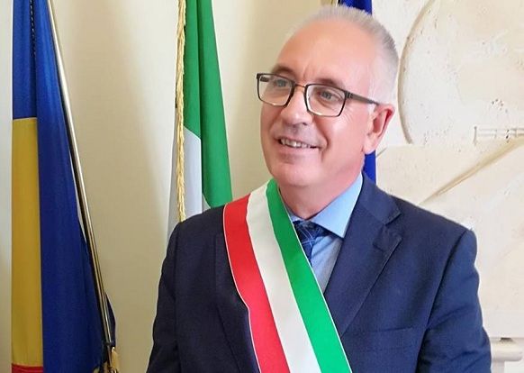 C’è la protesta degli operai, il sindaco M5S di Guidonia scortato dalla Polizia