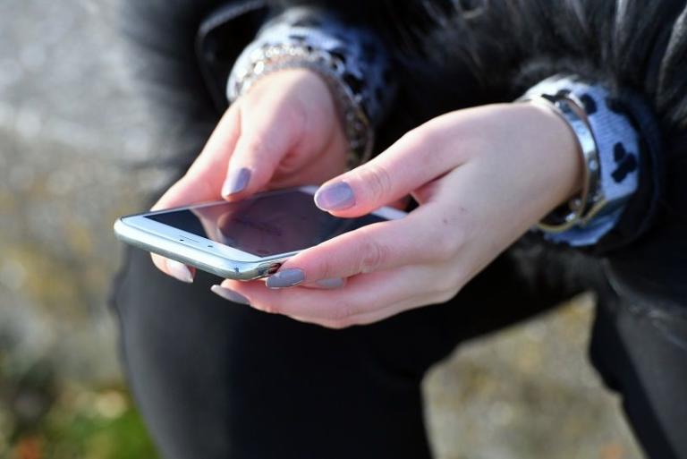 Gli iscritti al M5S che vogliono vietare lo smartphone ai minori di 16 anni