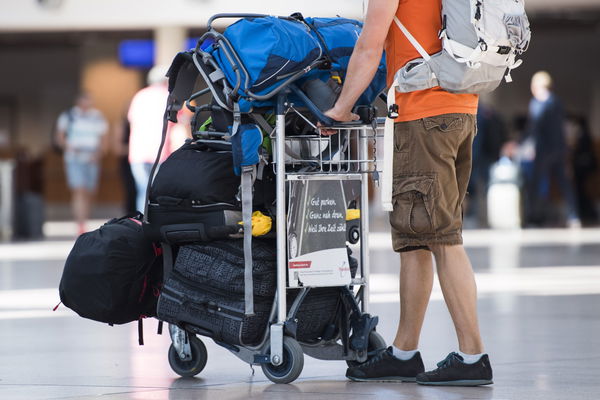 Rientrano dalla luna di miele e rubano borsone con gioielli