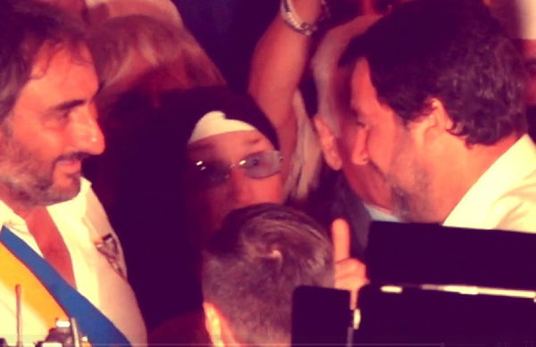 La suora che fa ok a Matteo Salvini (dopo averlo abbracciato) | VIDEO