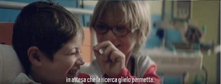 Telethon, due fratelli e uno zainetto per ‘Andare lontano’ | VIDEO