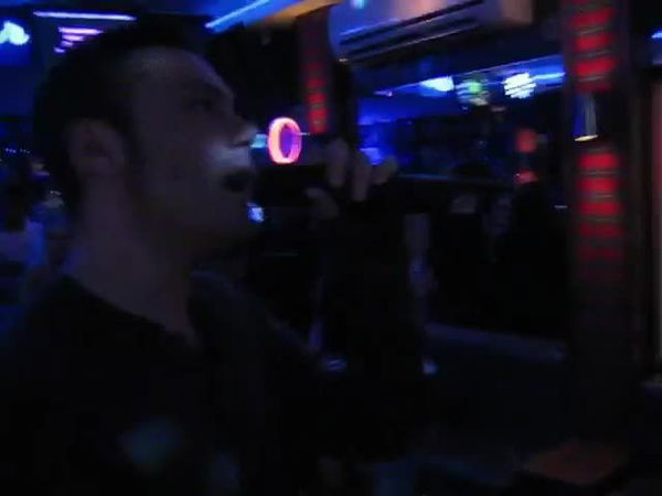 Tiziano Ferro canta al karaoke ma nessuno lo riconosce | VIDEO