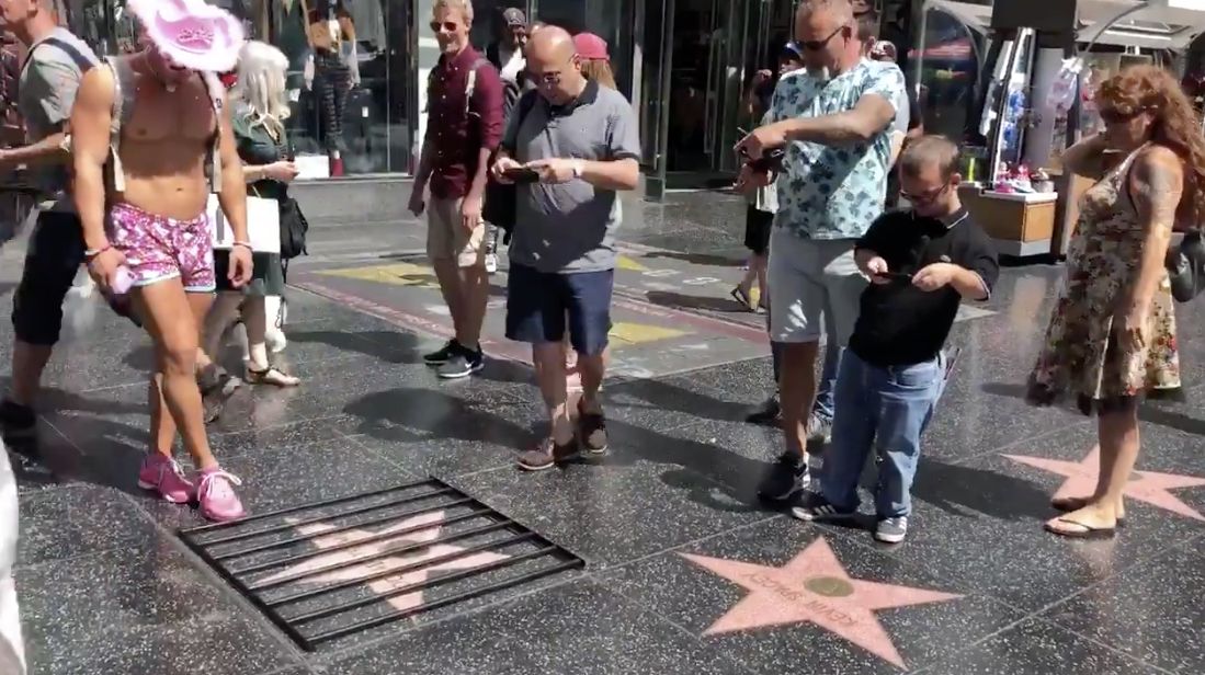 La stella di Donald Trump sulla Walk of Fame è finita dietro le sbarre article-post