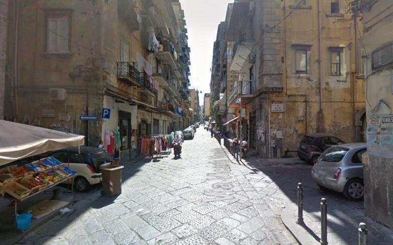 Napoli, spari in strada: donna colpita mentre era affacciata al balcone