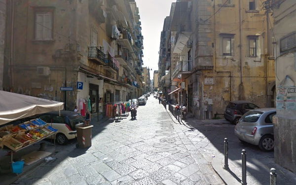 Napoli, spari in strada: donna colpita mentre era affacciata al balcone