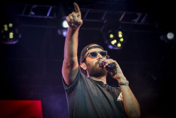 Tommaso Paradiso spiega come si fa a «mandare un vocale di 10 minuti» su WhatsApp | VIDEO