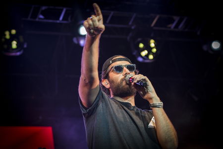 Tommaso Paradiso spiega come si fa a «mandare un vocale di 10 minuti» su WhatsApp | VIDEO article-post