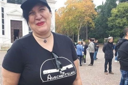 Maglietta Auschwitzland, l’assurda spiegazione: «Non avevo altre t-shirt da mettermi» article-post