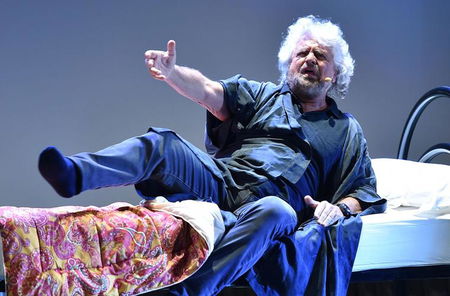 Beppe Grillo ha trovato la cura alla morte: «È una malattia, ma non ce lo vogliono dire» article-post