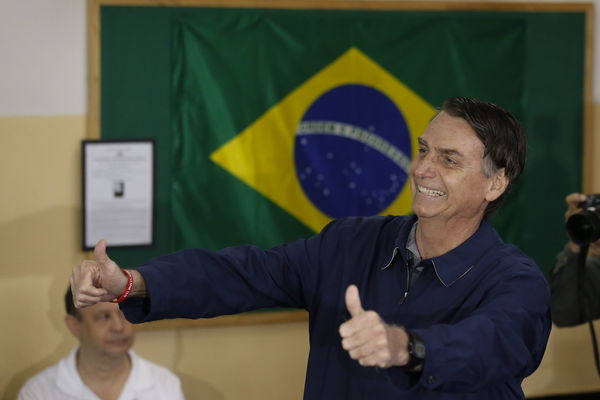 Anche Bolsonaro utilizza la tecnica populista delle bufale su WhatsApp per orientare il consenso