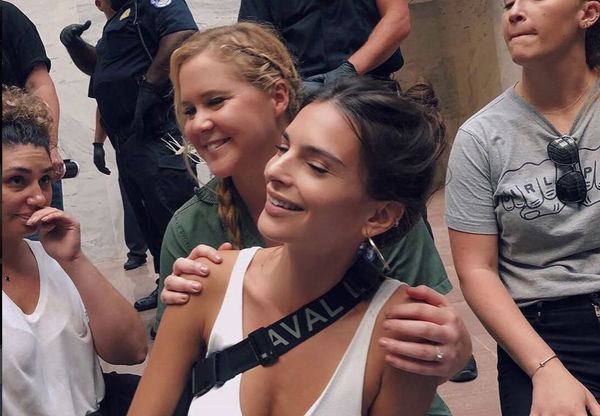 Social in polemica contro Emrata per non aver indossato il reggiseno alla marcia contro Brett Kavanaugh