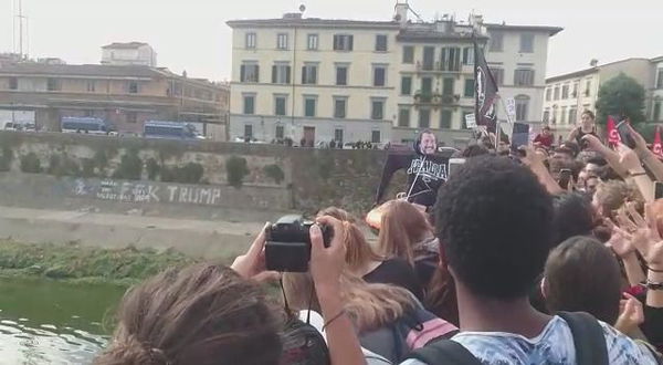 Il fantoccio di Salvini su un gommone calato nell’Arno: la protesta degli studenti a Firenze