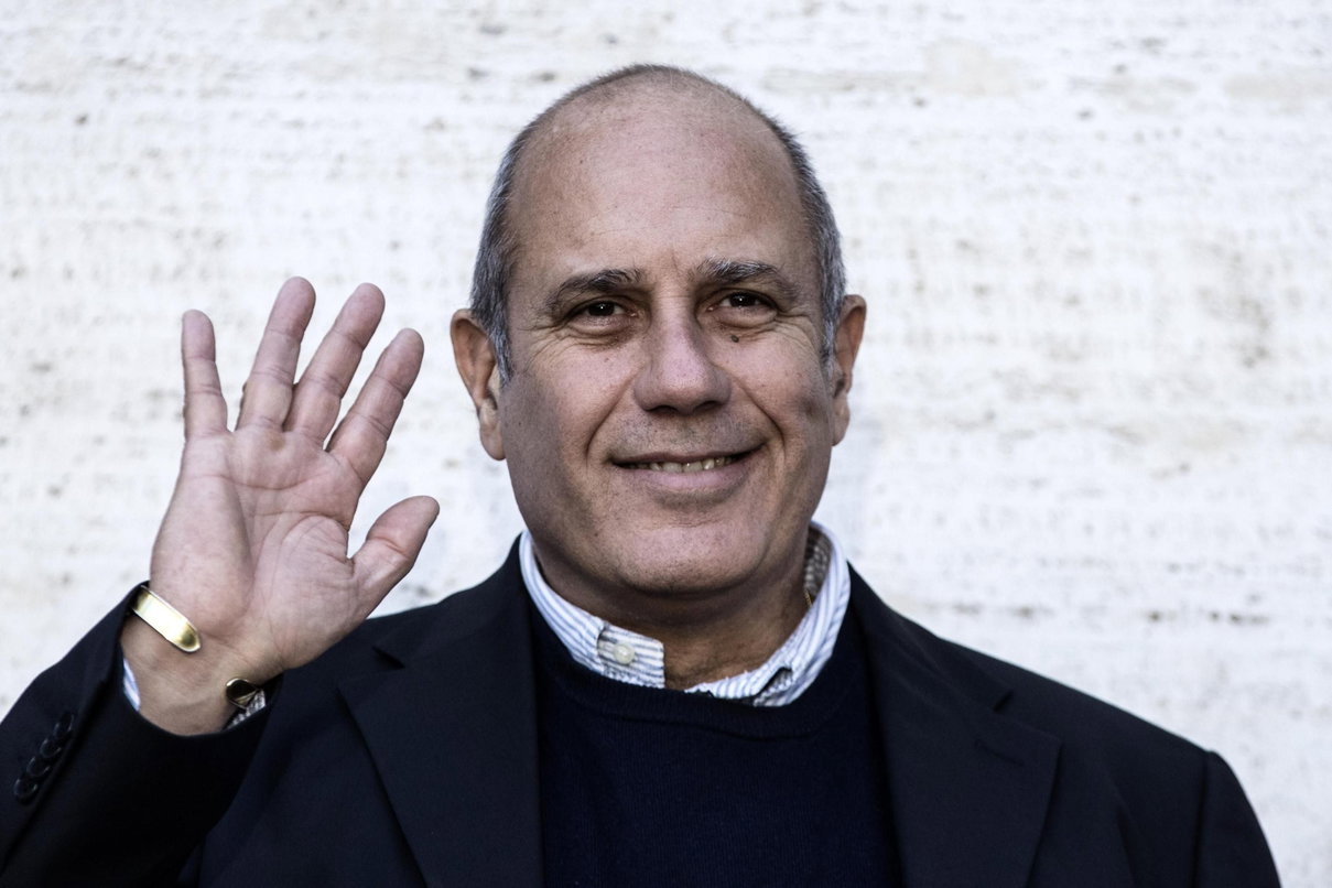 Federico Moccia spiega la sua frase: «Se un uomo anziano uccide la moglie, la loro colpevolezza è pari» article-post