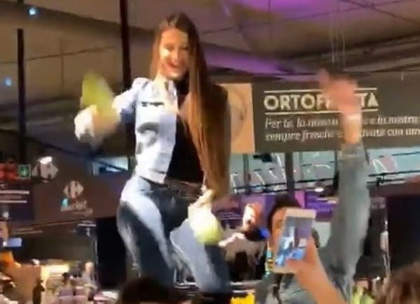 Festa al supermercato per Fedez: scoppia la polemica | VIDEO