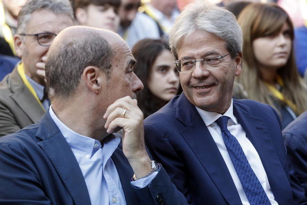 Gentiloni lancia Zingaretti alla segreteria del Pd: «Qui c’è speranza, il governo manda in fumo gli italiani»