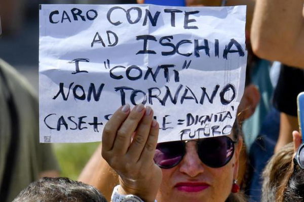 Il Movimento 5 Stelle prova a rimediare al casino assoluto sul condono a Ischia