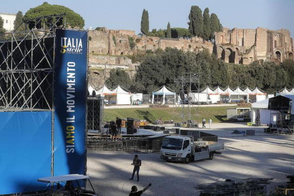 Parte Italia 5 Stelle, i netturbini romani impegnati in una rincorsa al decoro per rendere presentabile il Circo Massimo