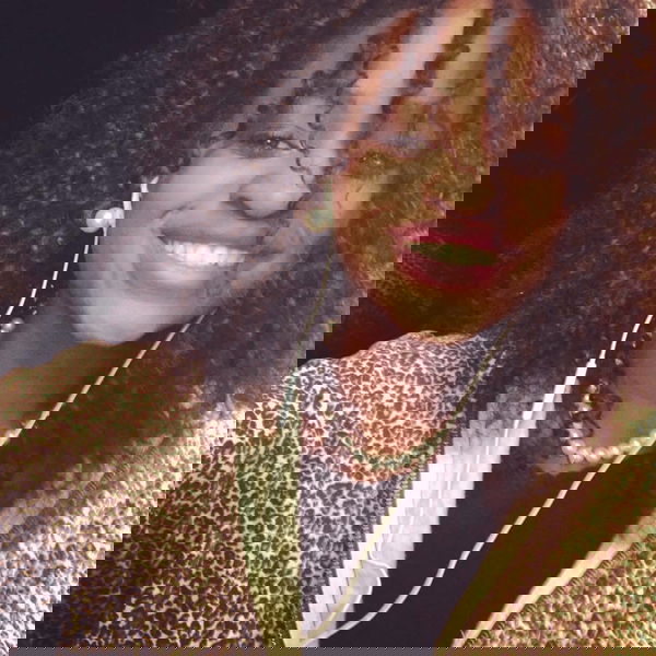 «Scartata come cameriera per il colore della pelle», il video-denuncia di Judith fa il giro della rete