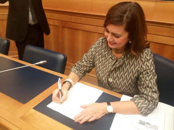 C’è chi regala il terreno a chi ha tre figli e chi fa una legge per il lavoro delle donne