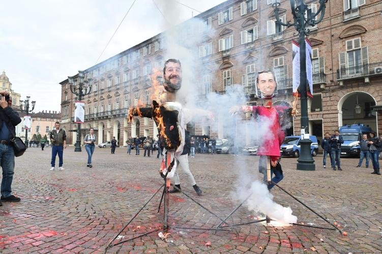 Salvini: «Bruciare mio manichino è un gesto inaccettabile». Quando toccò alla Boldrini parlò di «sciocchezza»