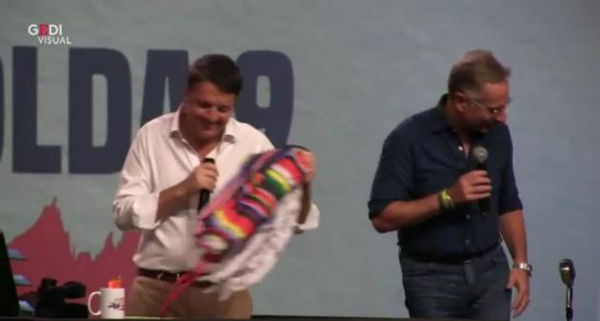 Paolo Bonolis regala un poncho degli Inti-Illimani a Renzi: «Così ti rimane qualcosa di sinistra»