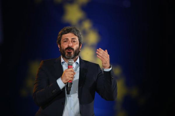 Italia 5 Stelle: la prima piazza di governo del M5S scalda ma non convince, tra i più acclamati Fico (e il papà di Dibba)