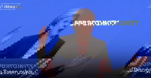 Theresa May ha ballato goffamente. Di nuovo | VIDEO