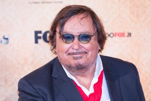 Umberto Smaila la tocca pianissimo: «Noi con le Ferrari ci declassano. In India vivono con gli escrementi di vacca ma ai mercati non importa» article-post