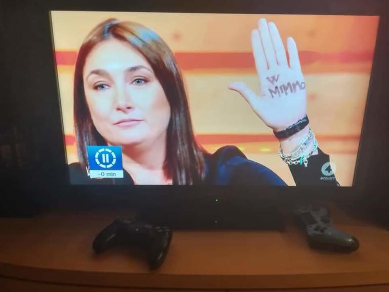 Viola Carofalo e i 1001 modi per esprimere solidarietà a Mimmo Lucano in tv