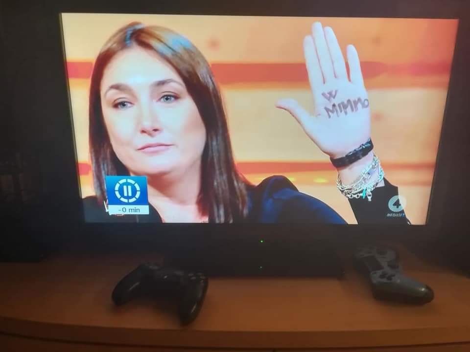 Viola Carofalo e i 1001 modi per esprimere solidarietà a Mimmo Lucano in tv article-post
