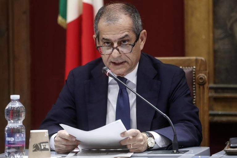 Tria smentisce Di Maio su Alitalia: «Mai parlato di inserirla nel Mef»