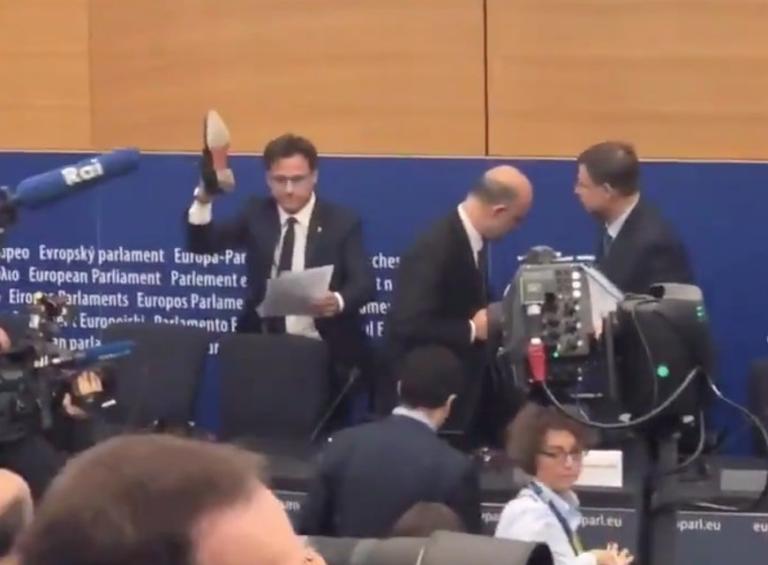 A Salvini non è affatto piaciuta la messinscena della scarpa di Ciocca a Strasburgo