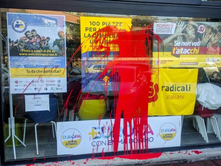 Attacco alla sede dei Radicali Italiani con vernice e fumogeni