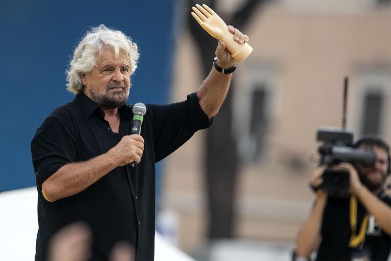 La lettera aperta dei medici a Beppe Grillo, che li chiama «agenti di turismo» article-post