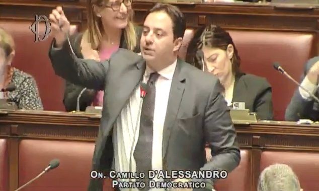 Il deputato Pd e la forchetta per Luigi Di Maio. Fico: «Posi la forchetta» | VIDEO article-post