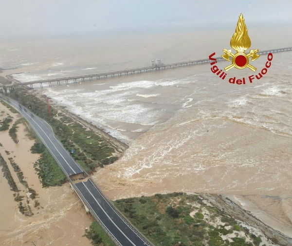 Sardegna: esonda rio Santa Lucia e la statale 195 crolla | VIDEO