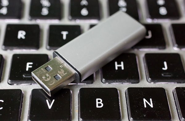 Trapani, inserisce una chiavetta usb con esplosivo: poliziotto gravemente ferito