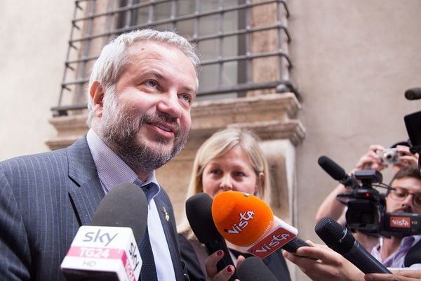 L’uscita dall’euro? Borghi insiste: «Mettiamo in conto tutti i rischi della trattativa con Bruxelles»