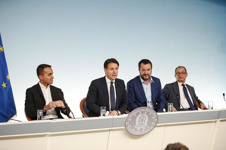 L’Ue boccia la manovra M5S-Lega: entro tre settimane una nuova bozza. Salvini: «Non arretriamo»