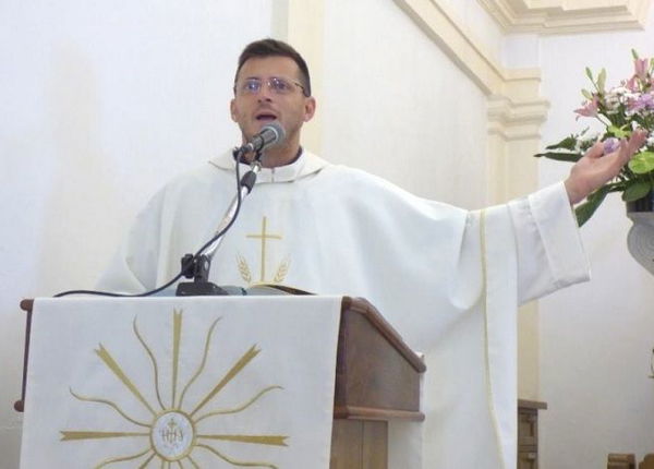 Il prete sospeso perché presto diventerà papà