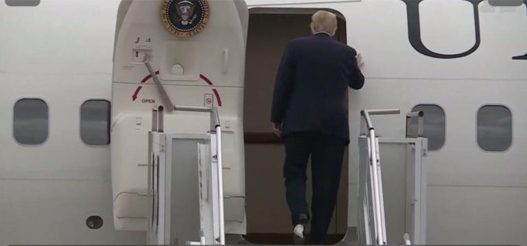 Donald Trump è andato in giro con la carta igienica attaccata ai piedi
